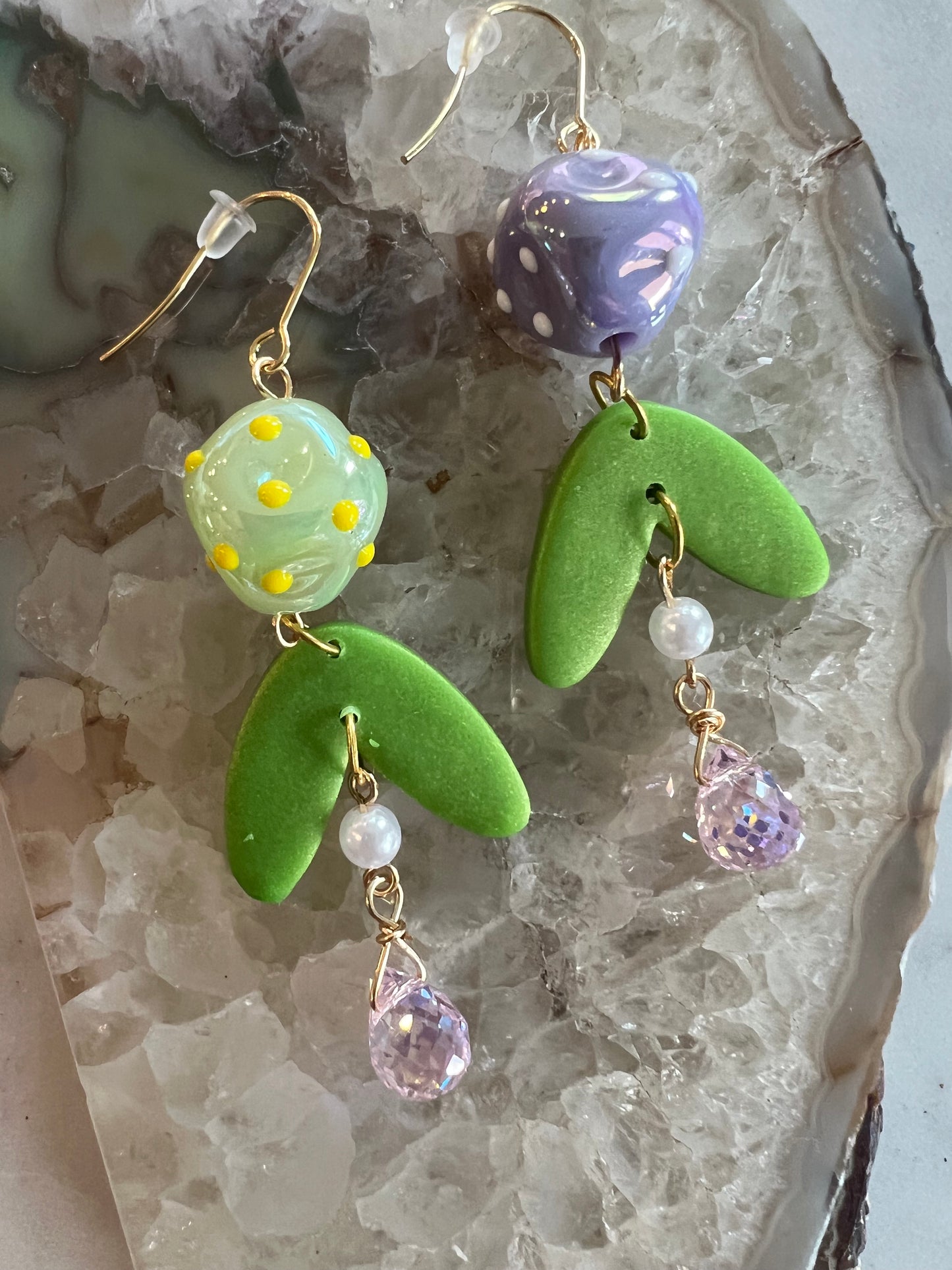 Pendientes de bayas de colores: morado y verde