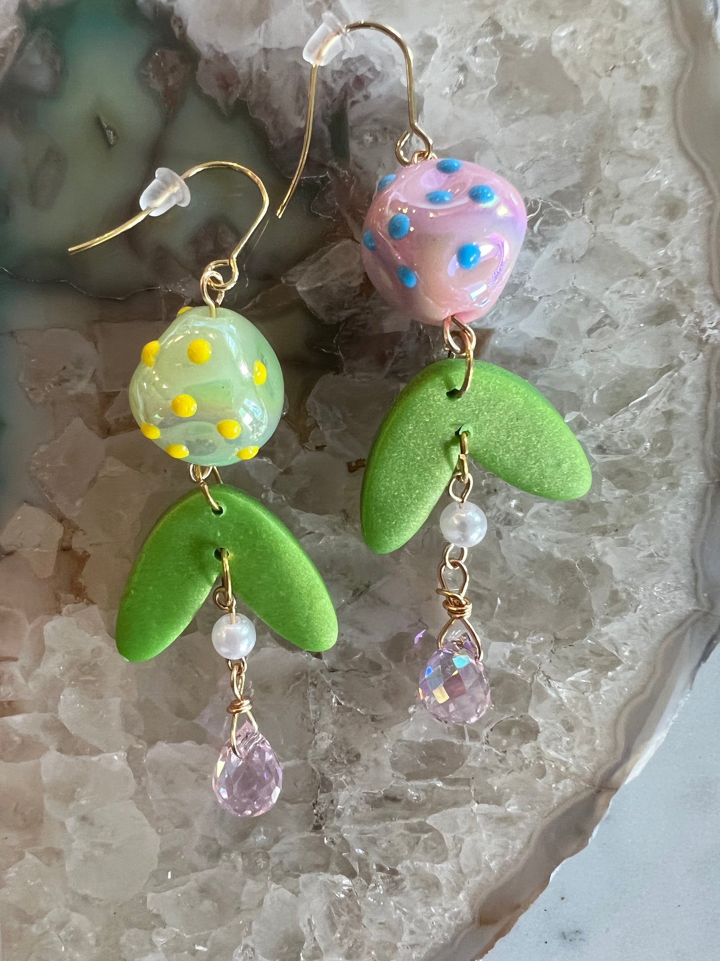 Pendientes de bayas de colores: rosa y verde