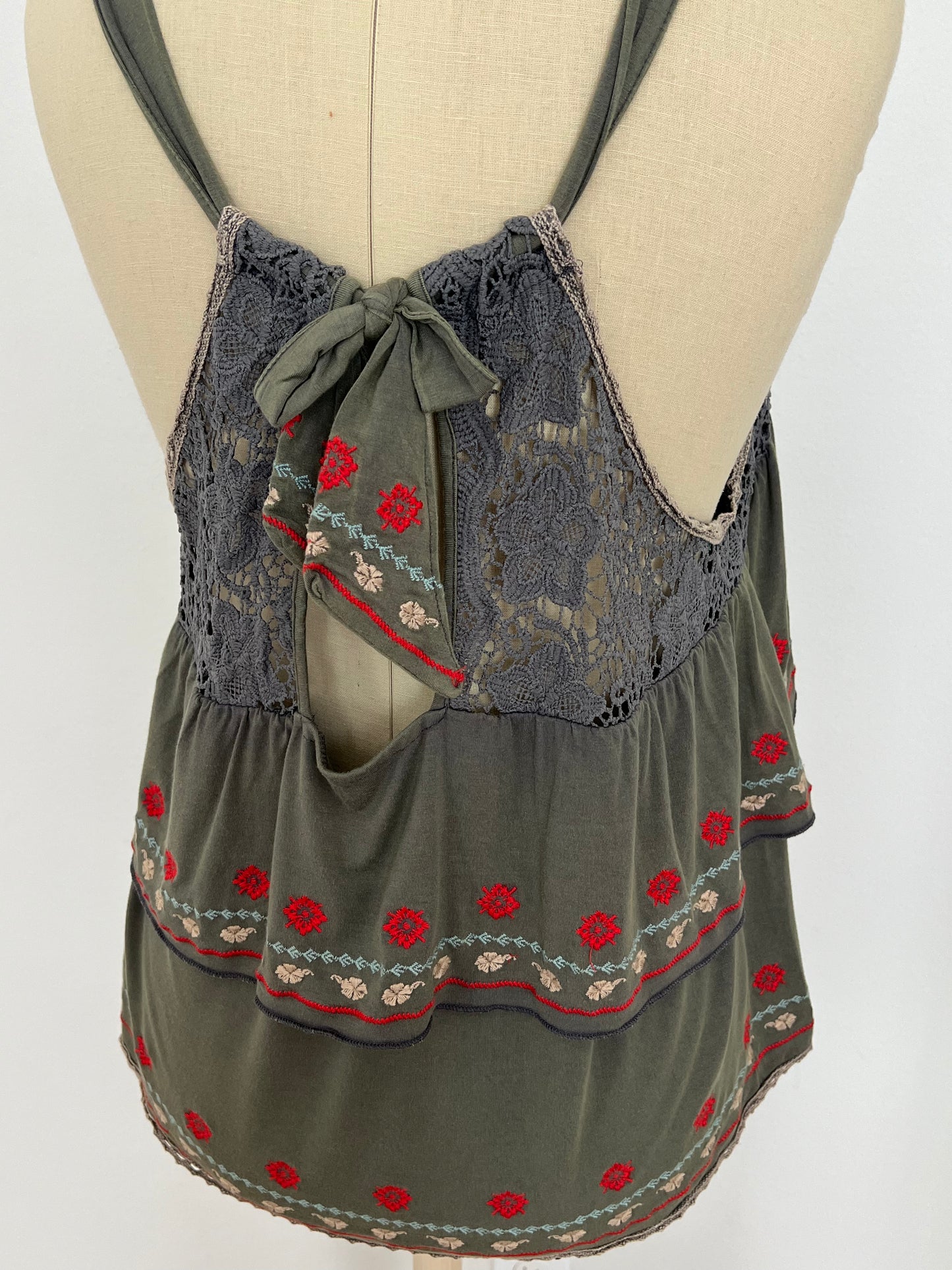 Camiseta sin mangas con encaje color gris oliva Sunshine